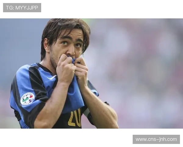 国际米兰球迷看台点亮星光悼念前主席莫拉蒂